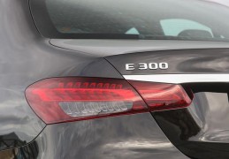 奔驰e300尾盖图片(奔驰e300尾部)