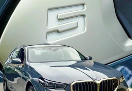 宝马电车最新2024款i5配置(宝马纯电动i4概念车全球首发,530马力600公里续航)
