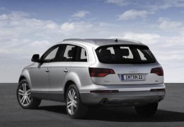 奥迪q72.0t7座(奥迪q720t口碑)