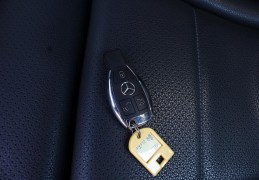 奔驰glc300轿跑钥匙(奔驰glc300l钥匙图片)