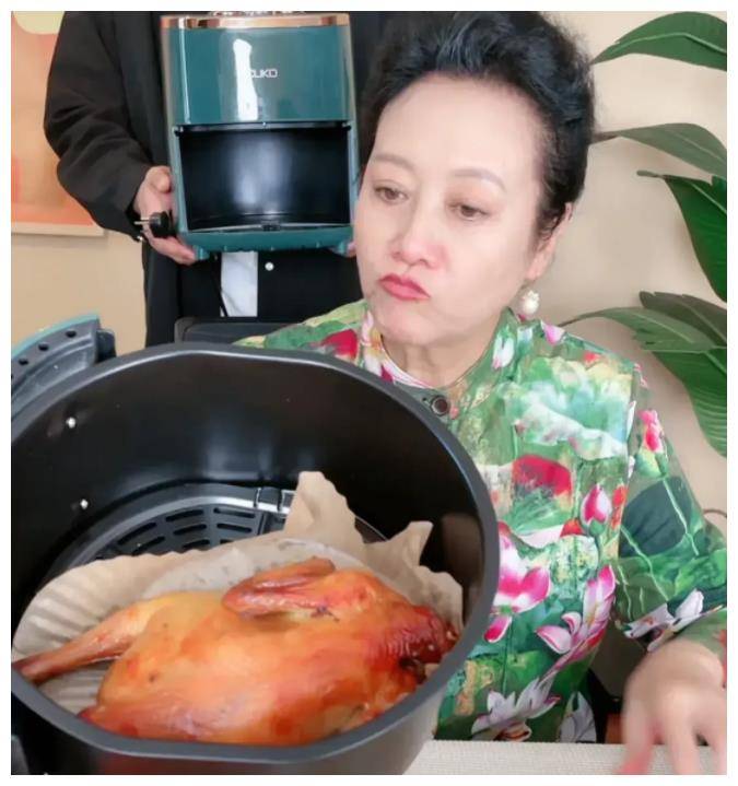 车晓的妈妈照片(车晓的妈妈照片大全)